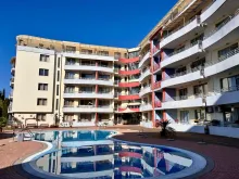 Бассейн и фасад комплекса адмирал Plaza