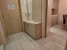 Прихожая с шкафчиком и зеркалом