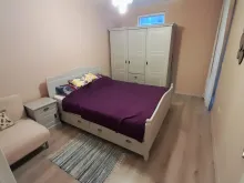 Кровать и шкаф в спальне