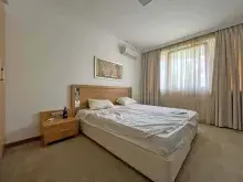 кровать в спальне