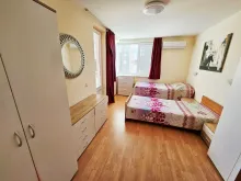 кровать в спальне