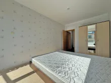 Кровать и шкаф