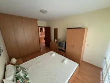 Кровать со шкафом в спальне