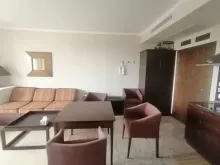 Обеденный стол со стульями и диван