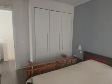 Кровать в первой спальне