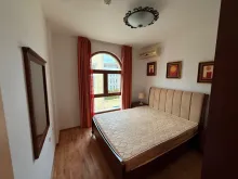 кровать в спальне