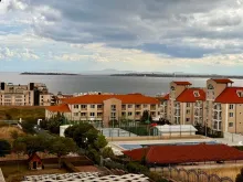 Вид із балкона: басейн та море.