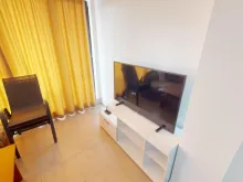 Телевизор и стол