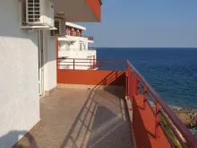 Фронтальний панорамний вид на море з тераси.