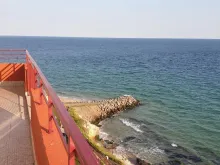 Фронтальний панорамний вид на море з тераси.