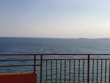Фронтальний панорамний вид на море з тераси.
