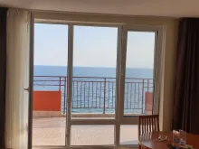 Фронтальний панорамний вид на море з тераси.
