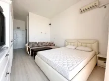 Студія Orhideya Residence: ліжко, диван