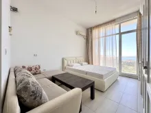 Студія Orhideya Residence: диван, ліжко, вид на море з вікна.
