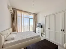 Студія Orhideya Residence: ліжко, шкаф, вікно