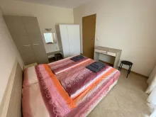 Кровать со шкафом в спальне