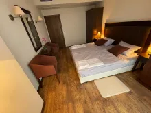 кровать в спальне