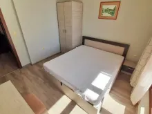 кровать в спальне