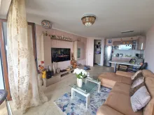 South Coast | Двоповерхова квартира: вітальня, їдальня, кухня