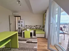 Viola | Трикімнатна квартира в Несебрі: вітальня, кухня