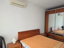 Кровать и шкаф в спальне