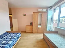 Кровать и шкаф в первой спальне