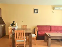 Кухонная зона и диван