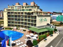 Фасад и бассейн Sun Holiday