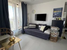 Villa Briz | Двокімнатна квартира з сучасним ремонтом: вітальня, кухня