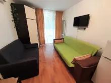 Диван и телевизор в комнате