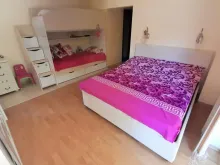 кровать в спальне