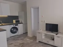 Телевизор и стол