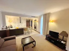 Barcelo Royal Beach Resort | Двокімнатна квартира : вітальня, кухня