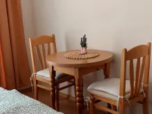 Обеденный стол и телевизор