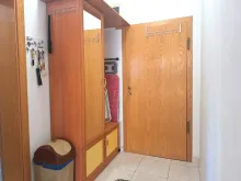 Прихожая со шкафом