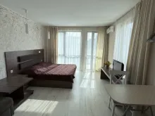 Кровать в гостиной комнате