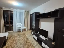 гостиная комната с диваном и столом