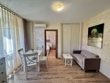 гостинная комната в диваном и телевизором