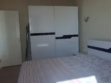 кровать в спальне