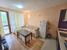 диван, журнальный столик, телевизор