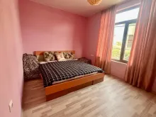 кровать в первой спальне