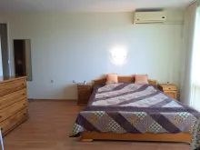 кровать в комнате