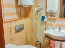 кровать в спальне