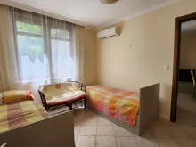 кровать в спальне