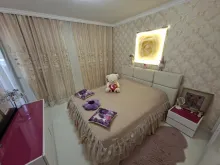 кровать в спальне
