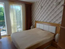 кровать в спальне