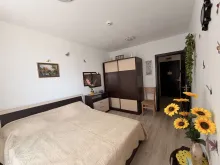 кровать в спальне