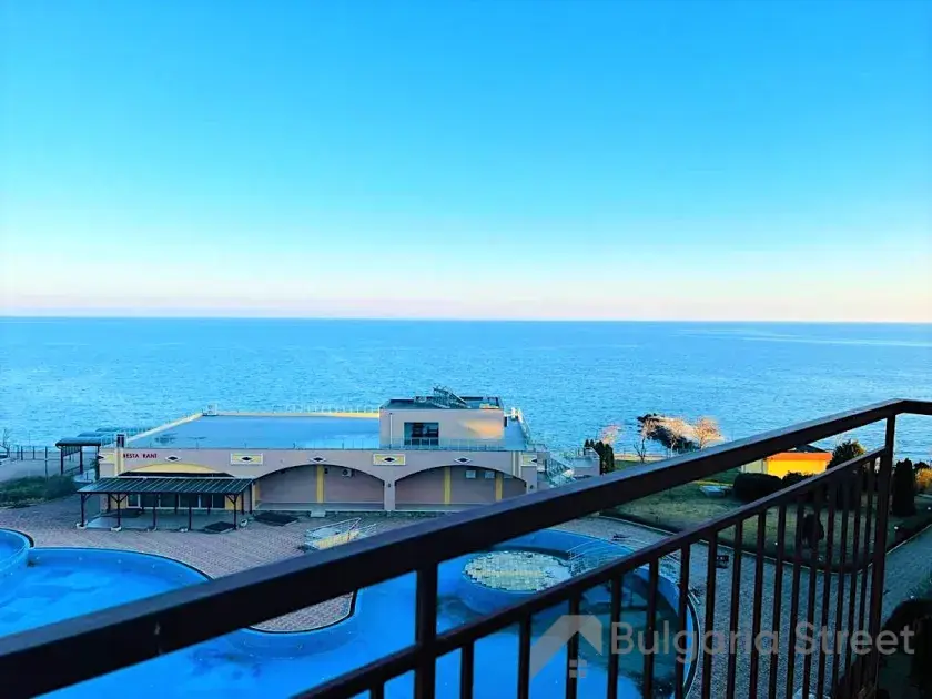 Widok na morze z tarasu w kompleksie Midia Grand Resort