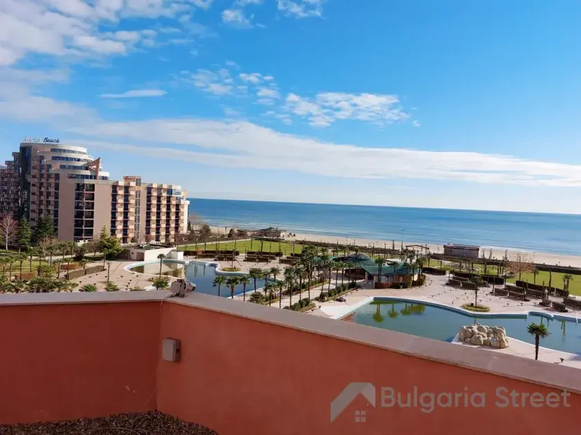 Widok na morze z tarasu w kompleksie Majestic Beach Resort
