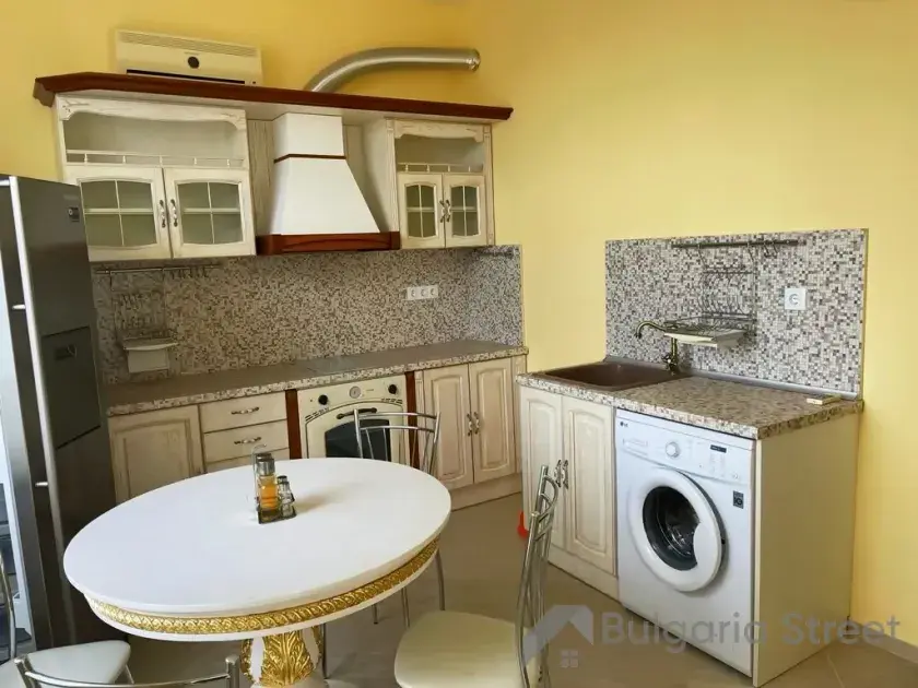 Кухонный уголок со столом